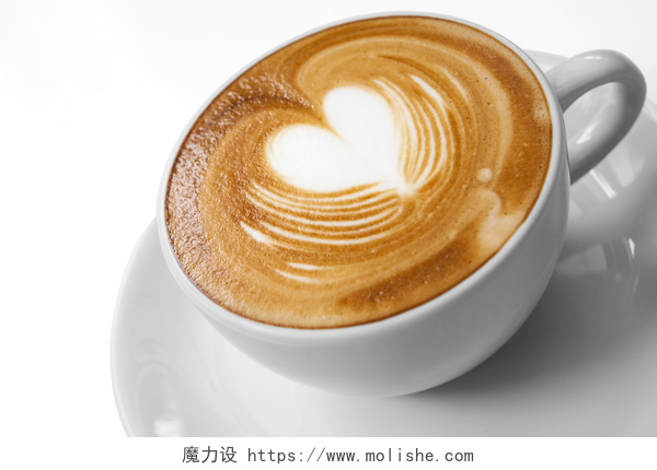 白色背景上的心形拿铁咖啡杯杯咖啡与爱